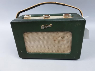 Lot 499 - A VINTAGE ROBERTS RADIO