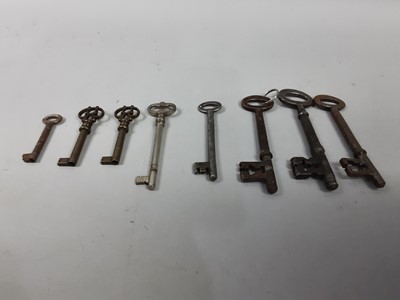 Lot 509 - A GROUP OF VINTAGE KEYS AND VARIOUS BRASS WARE