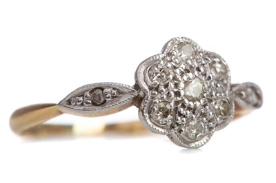 Lot 1248 - A DIAMOND CLUSTER RING