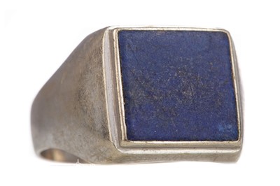 Lot 1260 - A LAPIS LAZULI SIGNET RING