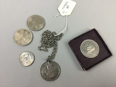 Lot 63 - A VICTORIAN SILVER CROWN AND FOUR COMMEMORATIVE COINS