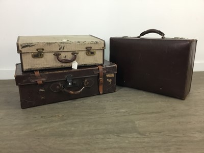 Lot 105 - A LOT OF THREE VINTAGE SUITCASES