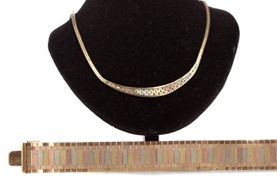 Lot 1270 - A GOLD TRICOLOUR NECKLET AND BRACELET