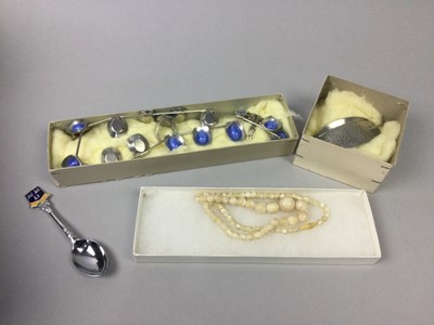 Lot 23 - A COLLECTION OF COSTUME AND OTHER JEWELLERY