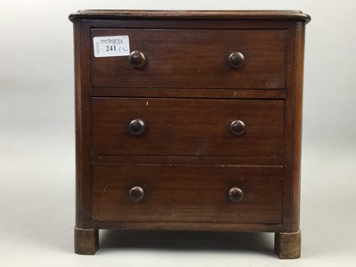 Lot 241 - A SMALL MAHOGANY TABLE TOP CHEST OF THREE DRAWERS AND A REPRODUCTION CORNER STAND