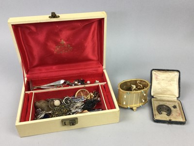 Lot 13 - A COLLECTION OF COSTUME JEWELLERY