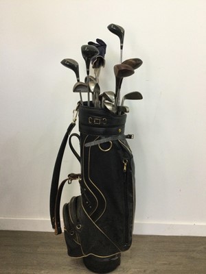 Lot 93 - A GROUP OF GOLF CLUBS IN CARRY BAG