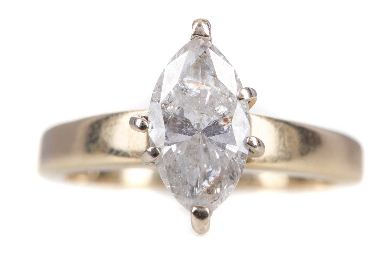 Lot 401 - A DIAMOND SOLITAIRE RING
