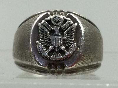 Lot 64A - A UNITED STATES ARMY WWII SIGNET RING