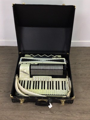 Lot 595 - A PARAMOUNT MUSETTE PIANO ACCORDION BY BUSILACCUIO