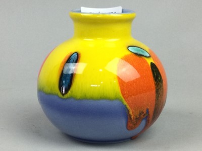 Lot 139 - A POOLE POTTERY VASE ALONG WITH OTHER DECORATIVE ITEMS