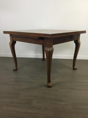 Lot 173 - A WALNUT PULLOUT EXTENDING DINING TABLE WITH FOUR CHAIRS