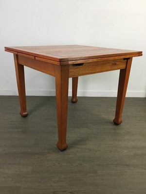 Lot 282 - AN OAK PULLOUT EXTENDING DINING TABLE