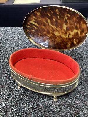 Lot 40 - A GEORGE V SILVER AND TORTOISESHELL JEWELLERY BOX