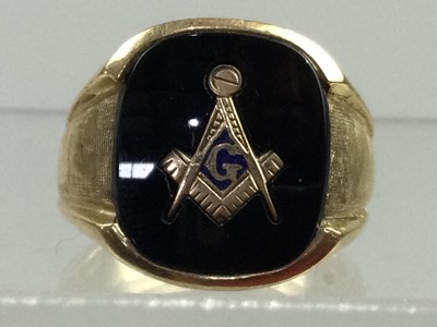 Lot 334 - A GENT'S MASONIC SIGNET RING