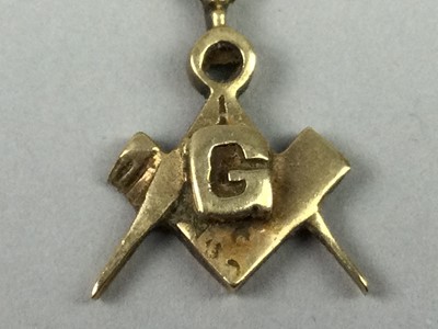 Lot 335 - A NINE CARAT GOLD MASONIC PENDANT, ALSO A CHAIN