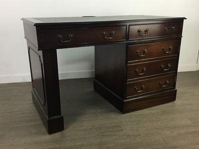 Lot 318 - A REPRODUCTION MAHOGANY DESK