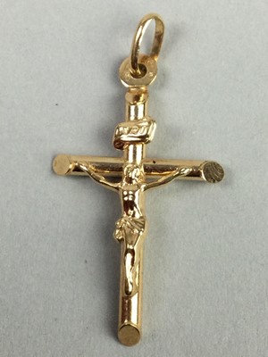 Lot 338 - A NINE CARAT GOLD CRUCIFIX PENDANT