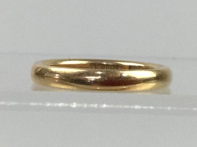 Lot 341 - AN EIGHTEEN CARAT GOLD WEDDING RING