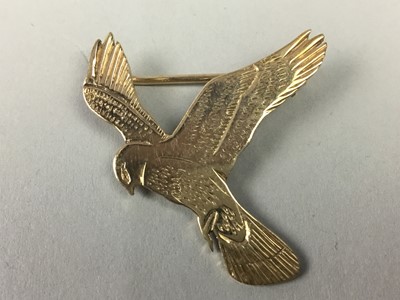 Lot 386 - A NINE CARAT GOLD FLYING FALCON BROOCH