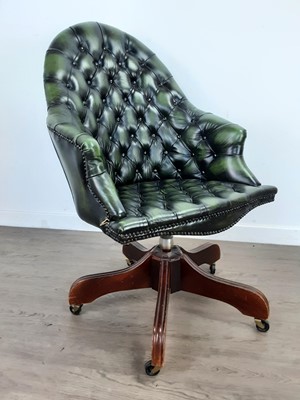 Lot 392 - A GREEN BUTTON BACK SWIVEL OFFICE CHAIR