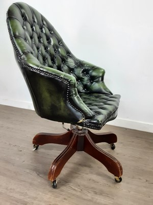 Lot 392 - A GREEN BUTTON BACK SWIVEL OFFICE CHAIR