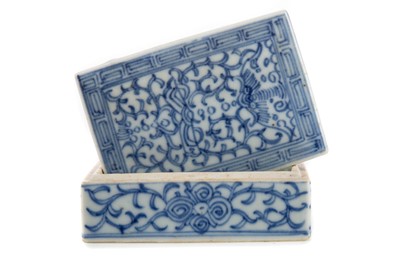 Lot 1075 - A 19TH CENTURY OR EARLIER CHINESE BLUE AND WHITE LIDDED BOX