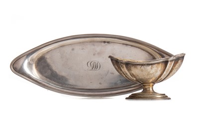 Lot 62 - A GEORGE III SILVER SNUFFER TRAY AND SALT