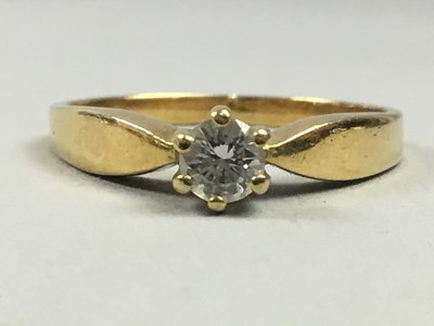 Lot 481 - AN EIGHTEEN CARAT GOLD RING