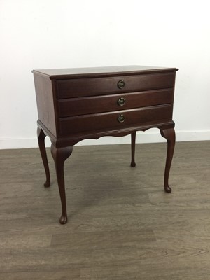 Lot 425 - A MAHOGANY THREE DRAWER CANTEEN