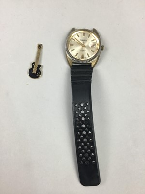 Lot 517 - A GENT'S UNO WRIST WATCH, ANOTHER WATCH AND AN ENAMEL BADGE