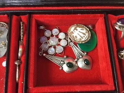 Lot 100 - A COLLECTION OF SILVER AND OTHER JEWELLERY