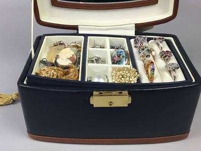 Lot 140 - A COLLECTION OF COSTUME JEWELLERY