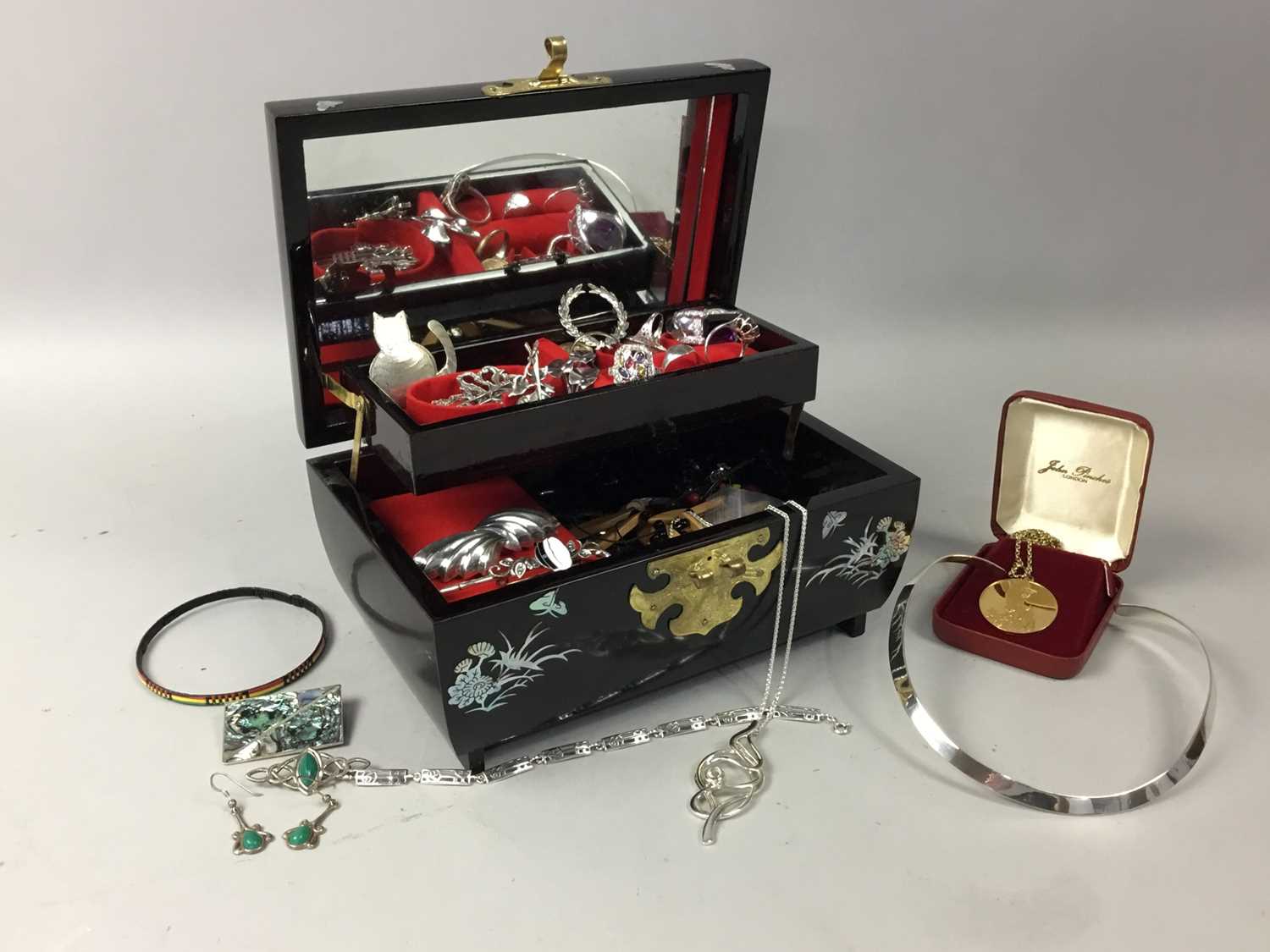 Lot 160 - A COLLECTION OF SILVER AND OTHER JEWELLERY