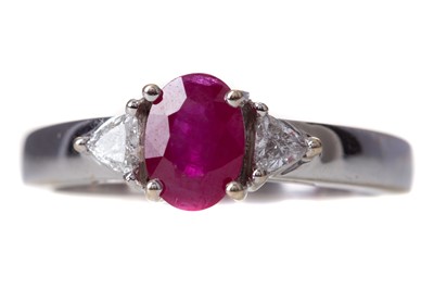 Lot 432 - A RUBY AND DIAMOND RING