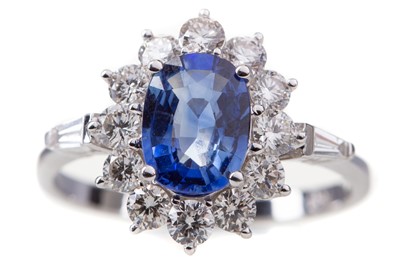 Lot 454 - A SAPPHIRE AND DIAMOND RING