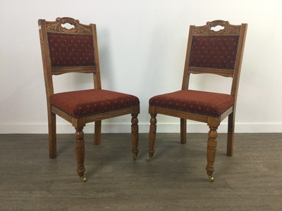 Lot 47 - A SET OF EIGHT EARLY 20TH CENTURY OAK DINING CHAIRS