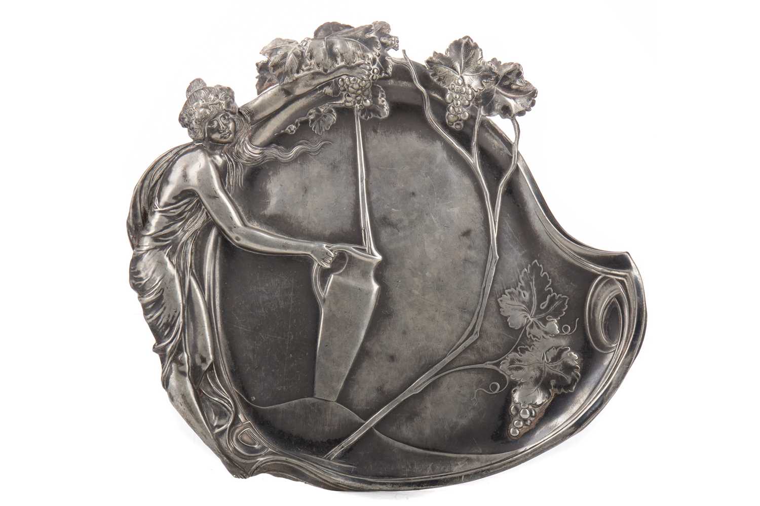 Lot 320 - AN ART NOUVEAU PEWTER CARD TRAY