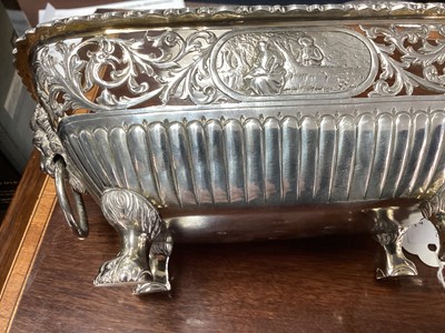 Lot 107 - AN ATTRACTIVE  PAIR OF GEORGE III SILVER SERVING DISHES