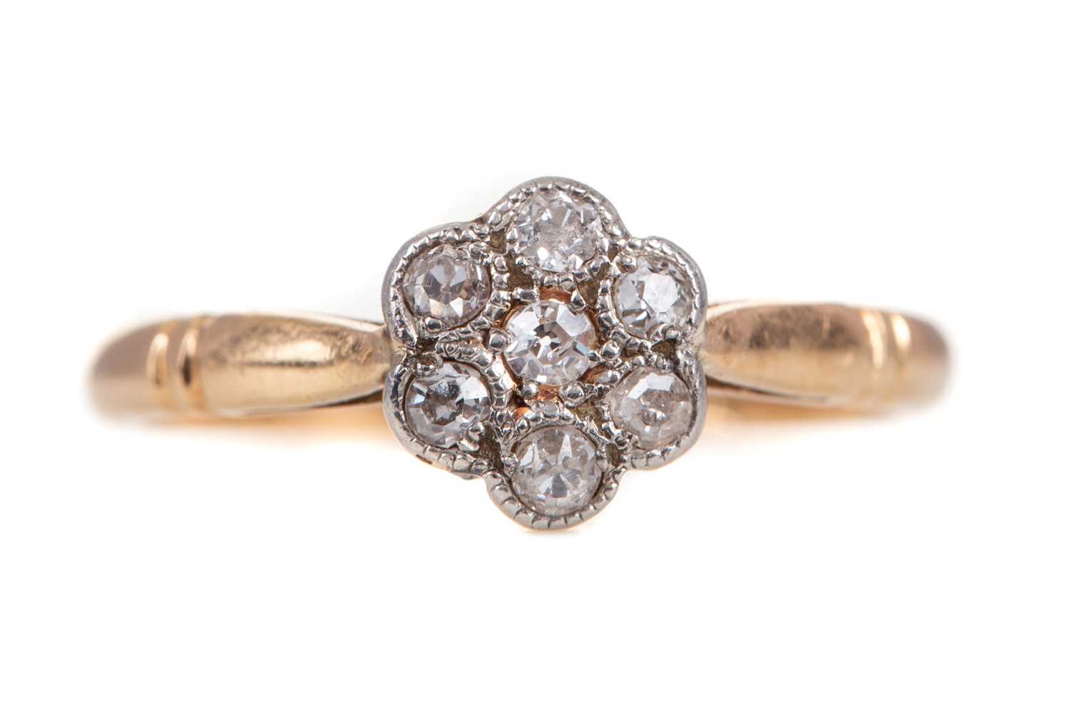 Lot 473 - A DIAMOND CLUSTER RING