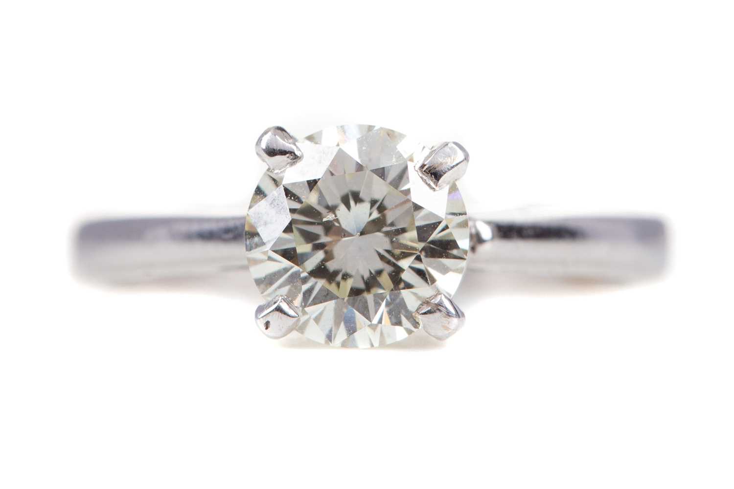 Lot 477 - A DIAMOND SOLITAIRE RING