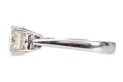 Lot 477 - A DIAMOND SOLITAIRE RING