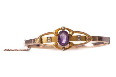 Lot 479 - AN AMETHYST AND SEED PEARL BANGLE