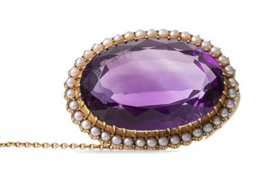 Lot 481 - AN AMETHYST AND PEARL BROOCH