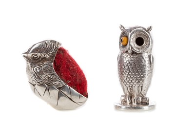 Lot 110 - AN EDWARDIAN SILVER NOVELTY CHICK PIN CUSHION AND AN OWL SEAL