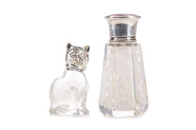 Lot 113 - AN ART DECO SILVER TOPPED SCENT BOTTLE AND A WHITE METAL CAT TOPPED PEPPER