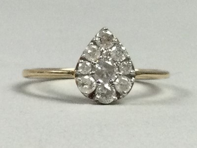 Lot 187 - A DIAMOND CLUSTER RING