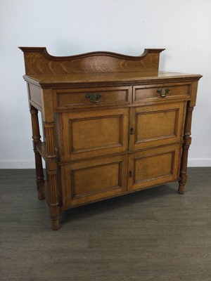 Lot 250 - AN EARLY 20TH CENTURY LIGHT OAK SIDEBOARD