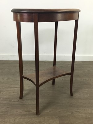 Lot 211 - A MAHOGANY OVAL OCCASIONAL TABLE