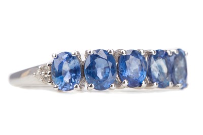 Lot 746 - A SAPPHIRE FIVE STONE RING